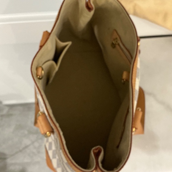 Louis Vuitton - Picture 6 of 7